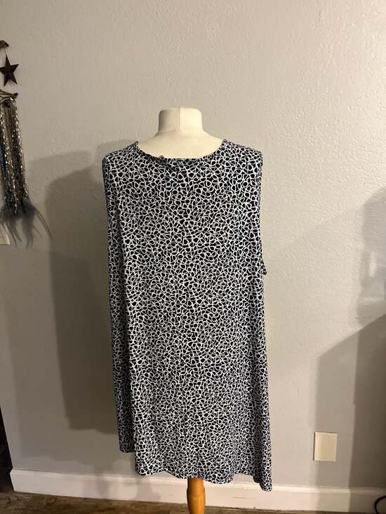 Susan Graver Plus Size 3X Geometric Print Sleeveless Sharkbite Hem Tunic Top - Picture 3 of 6